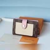 M69433 Juliette Кошелек с классическим полотном Monogram, подчеркивающим моногра