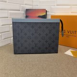 61692 Новая модель, сумка POCHETTE VOYAGE среднего размера в сером цвете с цвето