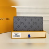 Этот кошелек Brazza, изготовленный из материала Monogram, излучает непреодолимую