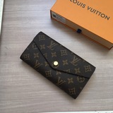 M60531 Этот конверт-кошелек изготовлен из элегантного полотна Monogram и имеет и