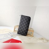 [Фотография реального продукта, снятая на домашнем фоне] Этот мужской вертикальн