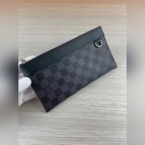m44323 discovery pochette Маленькая сумка Эта небольшая сумка в стиле диско.