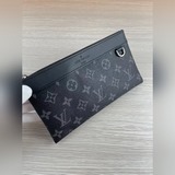 m44323discovery pochette Маленькая сумка Этот компактный аксессуар из коллекции 