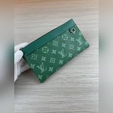m44323 discovery pochette Маленькая сумка Эта небольшая сумка в стиле диско.