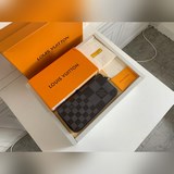 Кошелек с прямой застежкой-молнией. Этот кошелек с прямой застежкой-молнией укра