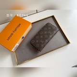 Кошелек Clemence компактный, но вместительный, изготовлен из изящного и прочного