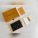 Этот элегантный и модный кошелек имеет несколько отделений для кредитных карт и 