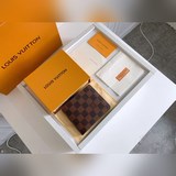Короткий кожаный кошелек с внутренней клапаном. Этот кошелек имеет стильный и сд