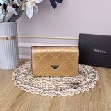 Новая модель Prada. Эта сумка через плечо изготовлена из традиционной кожи с гля