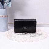 Новая коллекция Prada. Эта сумка через плечо изготовлена из традиционной кожи с 