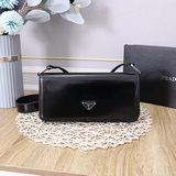 Новая коллекция Prada. Эта сумка через плечо с откидной крышкой представляет соб