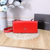 Новая коллекция Prada. Эта сумка через плечо с клапаном представляет собой совре