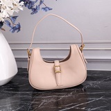 Сумка Hobo bag с перекрестным ремнем под мышкой — это типичный образец ультрамод