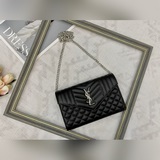 Очень практичная сумка от YSL. Ремешок можно снять, и она станет сумочкой. Имеет