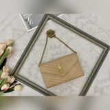 Очень практичная сумка от YSL. Плечевой ремень можно снять, и она станет сумочко
