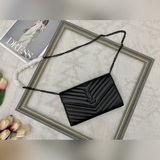Очень практичная сумка от YSL. Ремешок можно снять, и она станет сумочкой. Имеет