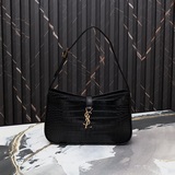 Весна-лето 2023, показ YSL. Новая сумка под мышку. Минималистичный дизайн с лого