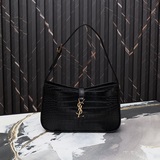 Весна-лето 2023, показ YSL. Новая сумка под мышку. Минималистичный дизайн с лого