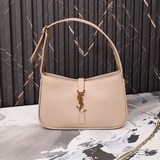 Весна-лето 2023, показ YSL. Новая сумка под мышку. Минималистичный дизайн с лого