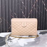 Сумка BABY украшена квадратными стегаными швами и этикеткой с логотипом YSL. Рем
