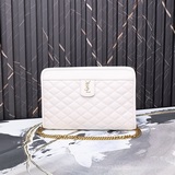 Сумка BABY украшена квадратными стегаными швами и этикеткой с логотипом YSL. Рем