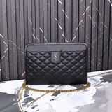 Сумка BABY украшена квадратными стегаными швами и этикеткой с логотипом YSL. Рем