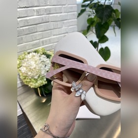 Девичьи розовые оттенки в этом году Очки Chanel Ch5698