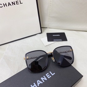 Солнцезащитные очки CHANEL с классическими дужками в стиле «мален