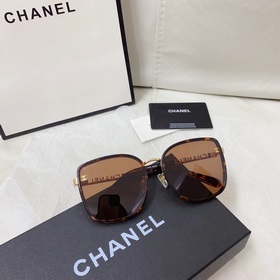 Солнцезащитные очки CHANEL с классическими дужками в стиле «мален