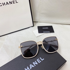 Солнцезащитные очки CHANEL с классическими дужками в стиле «мален