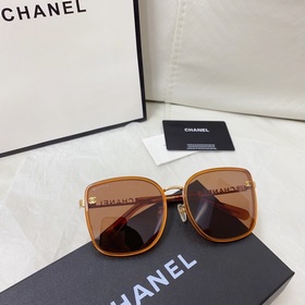 Солнцезащитные очки CHANEL с классическими дужками в стиле «мален