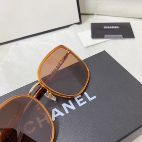 Солнцезащитные очки CHANEL с классическими дужками в стиле «мален