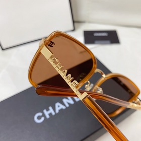 Солнцезащитные очки CHANEL с классическими дужками в стиле «мален
