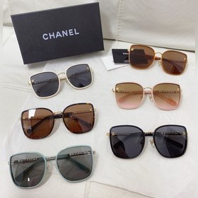 Солнцезащитные очки CHANEL с классическими дужками в стиле «мален