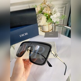 Модель, представленная блогером на TikTok Dior Sunshine S1U Стил