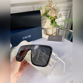 Модель, представленная блогером на TikTok Dior Sunshine S1U Стил