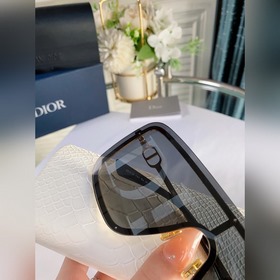 Модель, представленная блогером на TikTok Dior Sunshine S1U Стил