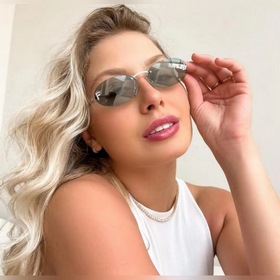 Модели с логотипом Fendi виде бриллианта на показе известных диза