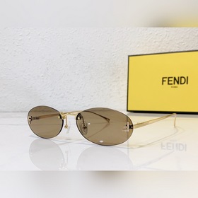 Модели с логотипом Fendi виде бриллианта на показе известных диза