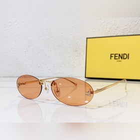 Модели с логотипом Fendi виде бриллианта на показе известных диза