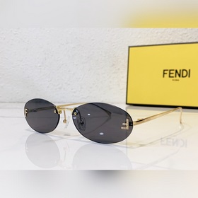 Модели с логотипом Fendi виде бриллианта на показе известных диза