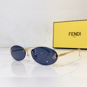 Модели с логотипом Fendi виде бриллианта на показе известных диза