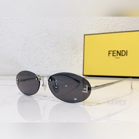Модели с логотипом Fendi виде бриллианта на показе известных диза