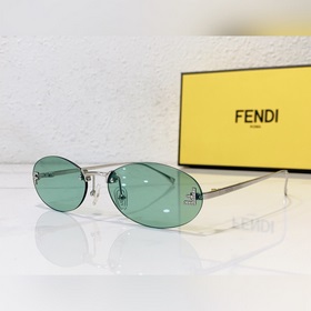 Модели с логотипом Fendi виде бриллианта на показе известных диза