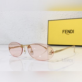 Модели с логотипом Fendi виде бриллианта на показе известных диза