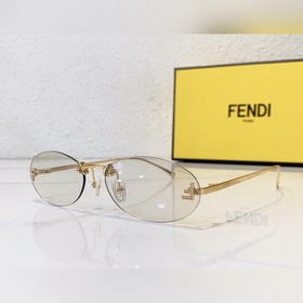 Модели с логотипом Fendi виде бриллианта на показе известных диза