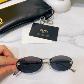 Модели с логотипом Fendi виде бриллианта на показе известных диза