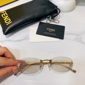 Модели с логотипом Fendi виде бриллианта на показе известных диза
