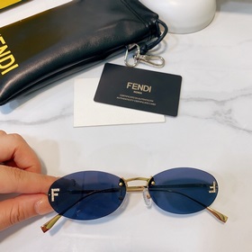 Модели с логотипом Fendi виде бриллианта на показе известных диза