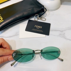 Модели с логотипом Fendi виде бриллианта на показе известных диза
